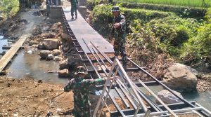 Read more about the article Jembatan Harapan untuk Warga Tawangrejo, Bukti Nyata Kepedulian TNI Hadir di Pelosok Negeri