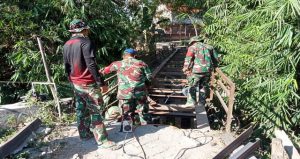 Read more about the article Kemanunggalan TNI-Rakyat: Satgas TMMD 129 Bojonegoro Kebut Perbaikan Jembatan Kesongo