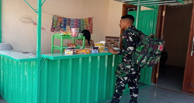 Read more about the article Seteguk Kesegaran di Kios Mbak Ika: Cara Satgas TMMD 129 Bojonegoro Hidupkan Ekonomi Warga