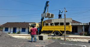 Read more about the article Kejar Target Sasaran Fisik, Satgas TMMD 129 Bojonegoro Pasok U-Ditch di Dusun Krebet