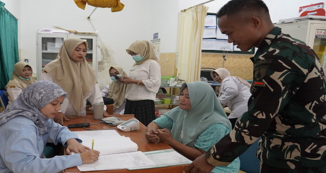 You are currently viewing Sinergi TNI dan Nakes: TMMD 129 Bojonegoro Hadirkan Layanan KB Kesehatan Gratis