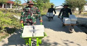 Read more about the article Gerobak Dorong Jadi ‘Kendaraan Tempur’ Satgas TMMD 129 Bojonegoro Angkut Material
