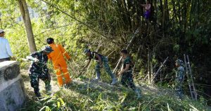 Read more about the article Rawat Ekosistem Alam: Satgas TMMD 129 Bojonegoro bersama Masyarakat Bersihkan Bantaran Sungai Kesongo
