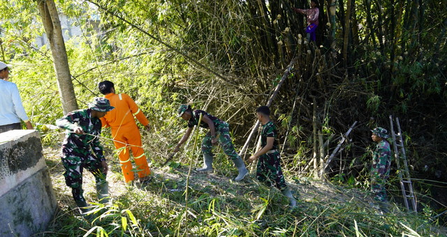 You are currently viewing Rawat Ekosistem Alam: Satgas TMMD 129 Bojonegoro bersama Masyarakat Bersihkan Bantaran Sungai Kesongo