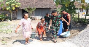 Read more about the article Oase Kemanusiaan: Kala Satgas TMMD 129 Bojonegoro Tak Hanya Membangun Infrastruktur, tapi Juga Menjinjing Harapan Lansia