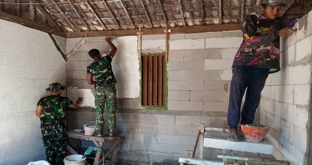 Read more about the article Hadirkan Asa Baru: Satgas TMMD 129 Bojonegoro “Ngebut” Bangun Rumah Bu Tini
