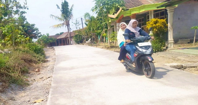 Read more about the article Jalan Mulus Senyum Mengembang: TMMD 129 Bojonegoro Sulap Jalan Rusak Dusun Kedungpandan Jadi Cor Beton