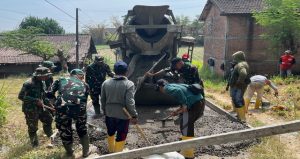 Read more about the article Bikin Akses Jalan Lebih Layak: Satgas TMMD 129 Bojonegoro Kencangkan Pengecoran Jalan Dusun Mundu