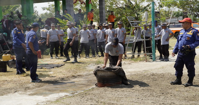 You are currently viewing TMMD 129 Bojonegoro: Satlinmas Kesongo Dibekali Mental Baja Padamkan Api