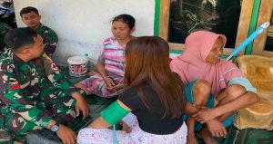 Read more about the article Sentuhan Hangat di Teras Rumah: Ketika Satgas TMMD 129 Bojonegoro Hadirkan Senyum dan Layanan Kesehatan Gratis bagi Warga Kedungpandan