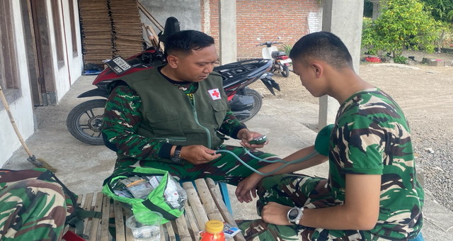 You are currently viewing Dibalik Peluh Membangun Desa: Kala Tensimeter Bekerja di TMMD 129 Bojonegoro