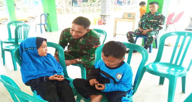 You are currently viewing Ukir Senyum Anak Desa Kesongo, Sisi Humanis Satgas TMMD 129 Bojonegoro Sentuh Hati Warga