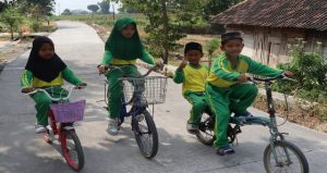 Read more about the article Senyum Ceria Anak-Anak Kesongo, Menyusuri Jalan Baru Hasil TMMD 129 Bojonegoro