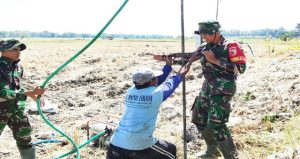 Read more about the article Hidupkan Asa dari Gemericik Air: Satgas TMMD 129 Kodim Bojonegoro Bangun Sumur Bor untuk Masa Depan Desa Kesongo