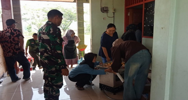 Read more about the article Dorong Kemandirian Ekonomi Kaum Perempuan: TMMD 129 Bojonegoro Gandeng P4S Latih Ibu PKK Kesongo Buat Roti