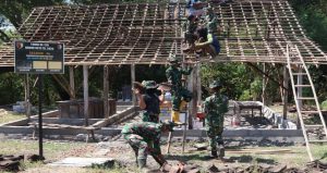 Read more about the article Semangat Gotong Royong Menyala di Kesongo: Satgas TMMD 129 dan Warga Bahu-Membahu Pasang Atap Rumah Mbah Kardo