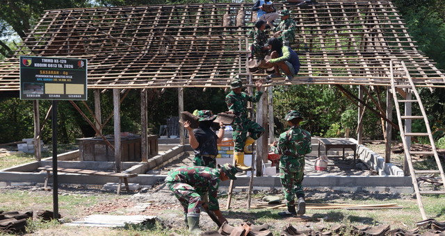 Read more about the article Semangat Gotong Royong Menyala di Kesongo: Satgas TMMD 129 dan Warga Bahu-Membahu Pasang Atap Rumah Mbah Kardo