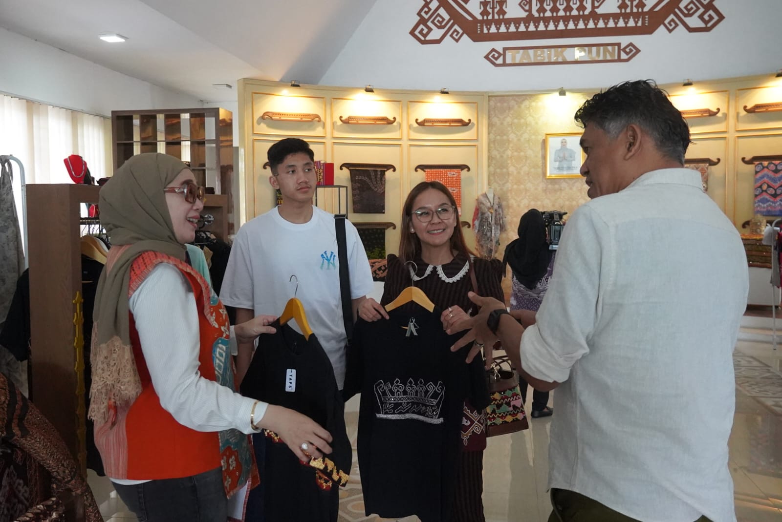 Read more about the article Ratusan Peserta HUT REI Kunjungi Dekranasda Lampung, Produk Kriya, Wastra dan Kuliner Jadi Daya Tarik