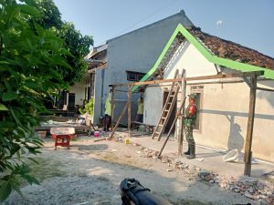 Read more about the article Gotong Royong Bangkitkan Harapan, Babinsa dan Warga Sumbergandu Bantu Benahi Rumah Lansia