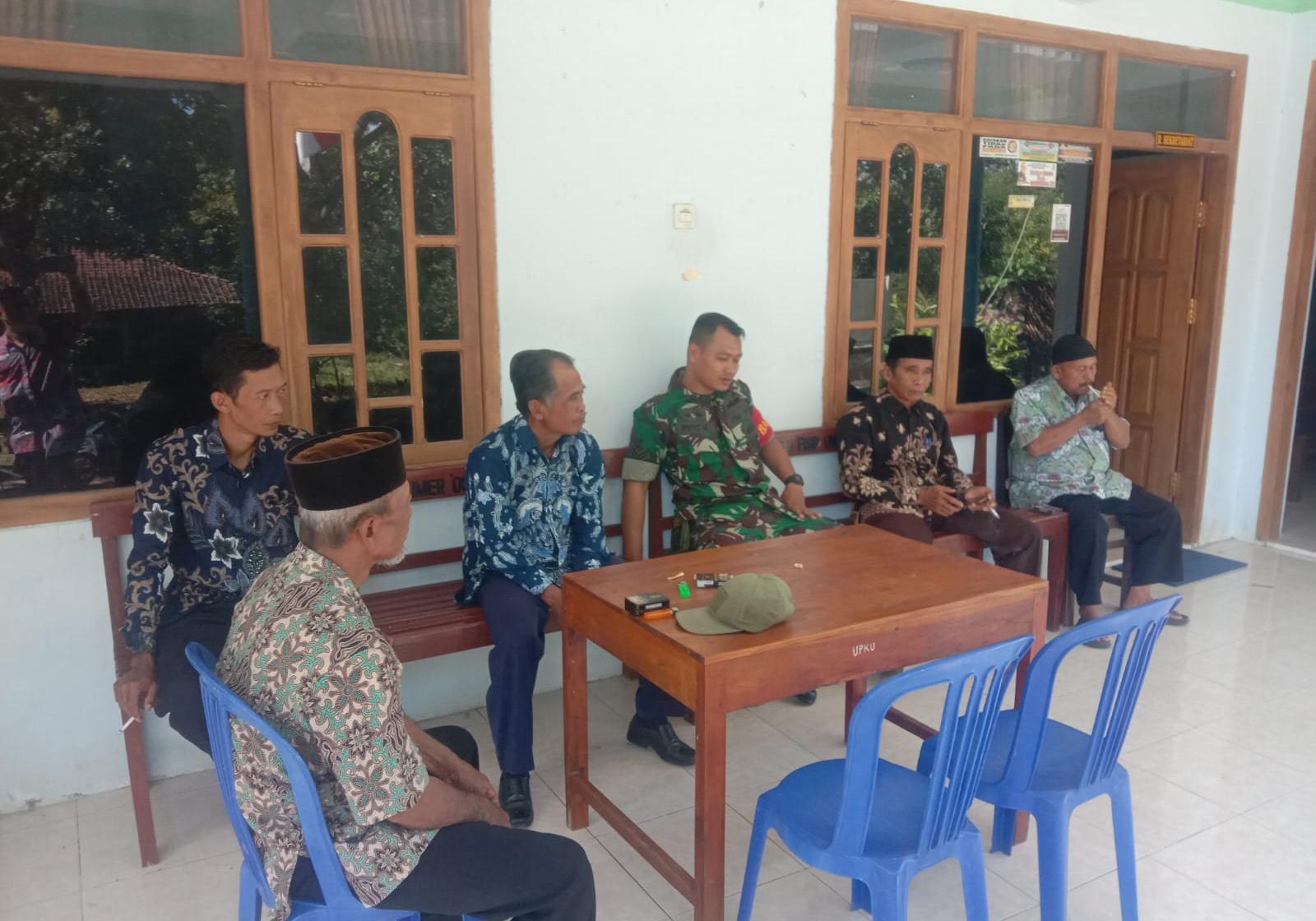 Read more about the article Komsos, Langkah Strategis Babinsa Jalin Kedekatan Dengan Warga
