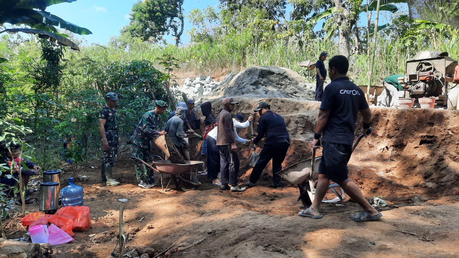 Read more about the article Desanya Ada Proyek Pembangunan Jembatan Garuda, Warga Antusias Kerja Gotong Royong