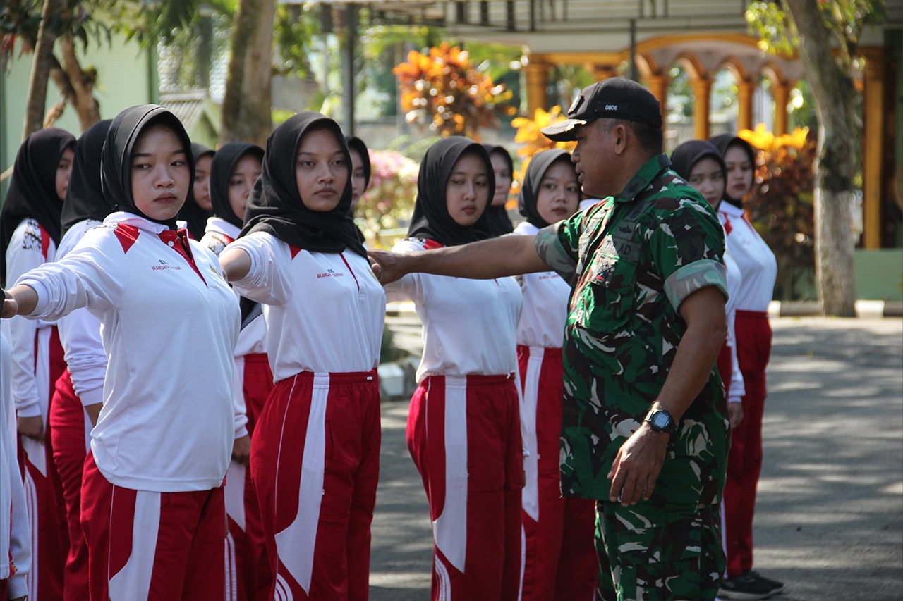 Read more about the article Kodim 0806/Trenggalek Gembleng Karakter Siswa SMK Brawijaya Durenan Lewat Program Ketarunaan