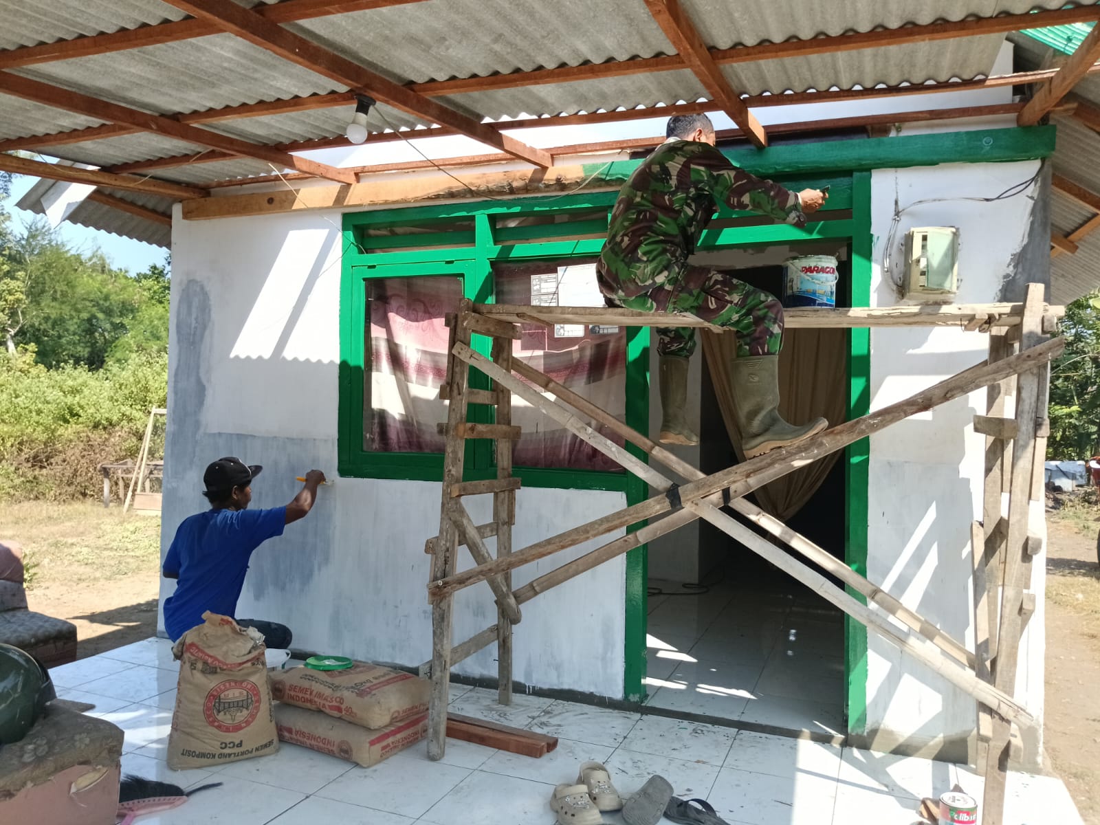 Read more about the article Babinsa Desa Bukur Dampingi Pengecatan Gawang Rumah Penerima Bantuan Rutilahu Gubernur Jatim
