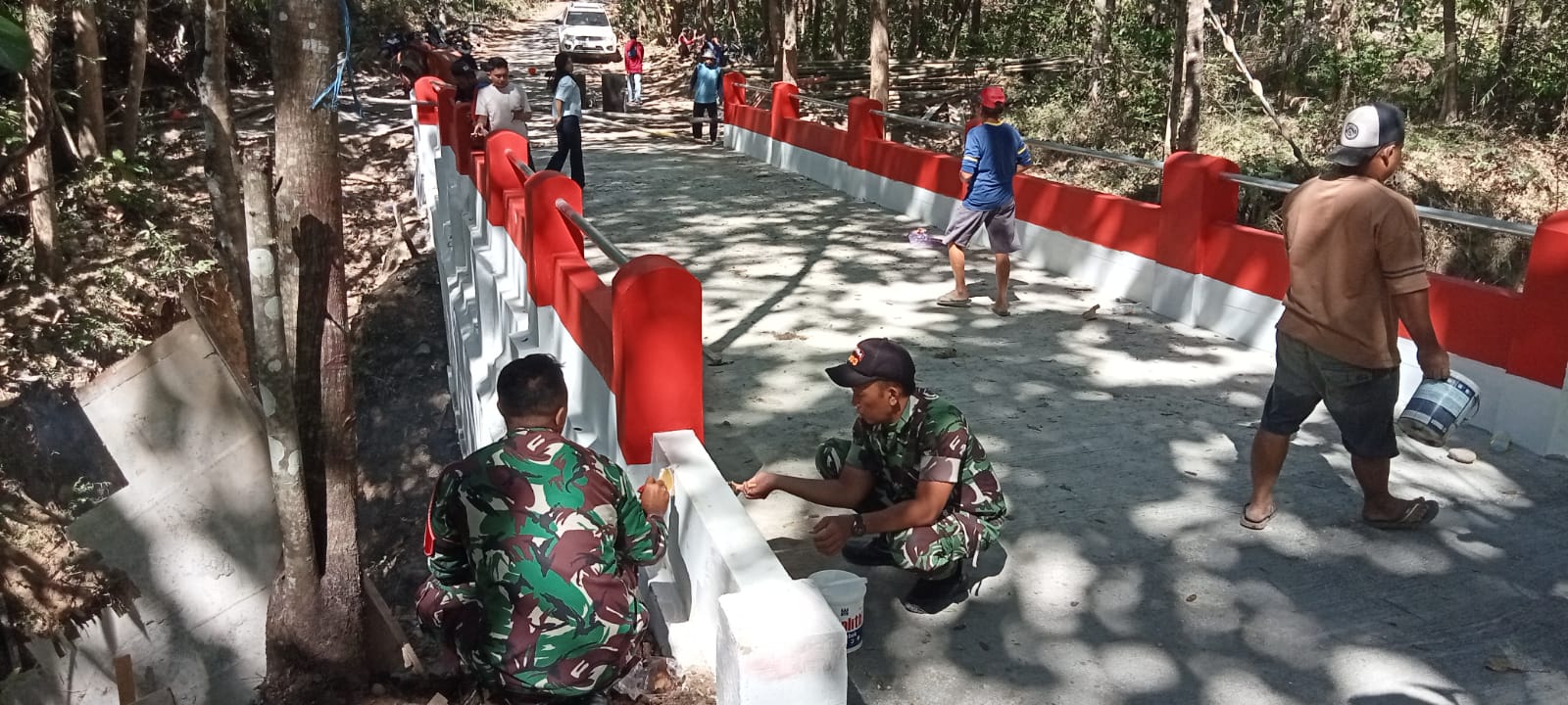 Read more about the article Jembatan Harapan Dibangun Bersama, Babinsa dan Warga Candimulyo Perkuat Semangat Gotong Royong