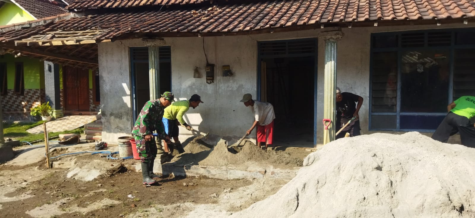 You are currently viewing Di Balik Dinding Rumah Pak Urip, Ada Semangat Gotong Royong  Babinsa dan Warga yang Tak Pernah Luntur