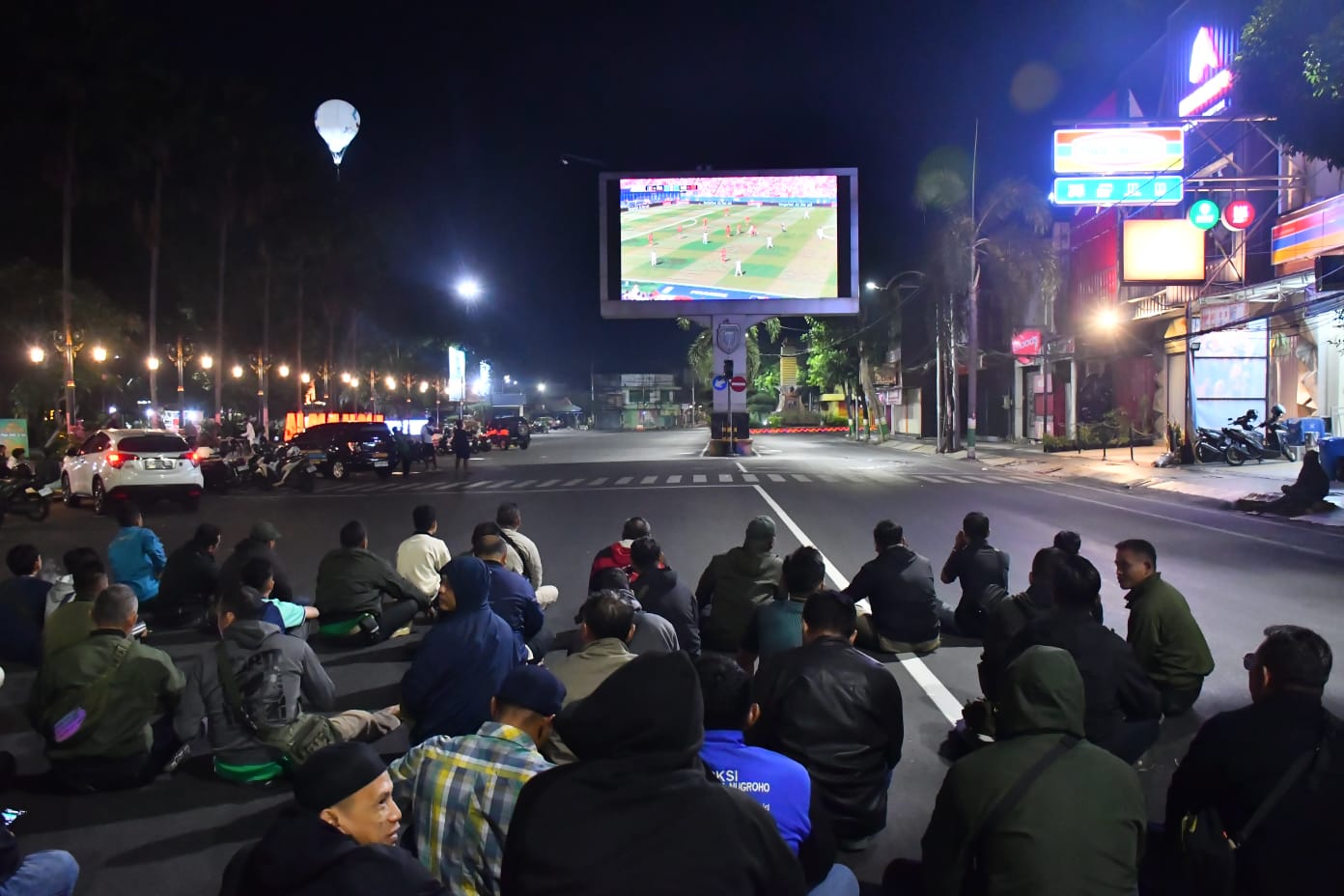 Read more about the article Satu Layar, Seribu Semangat: Kodim Madiun Gelar Nobar Piala Dunia Bersama Masyarakat