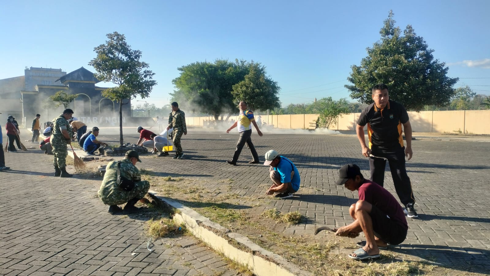 Read more about the article Anggota Kodim Ponorogo Bersama Unsur Terkait Besih Bersih di Lingkungan Monumen Bantaragin