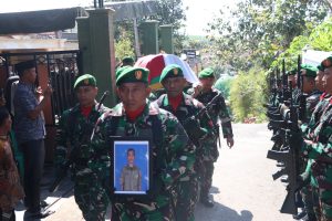 Read more about the article Keluarga Besar Kodim Tulungagung Berduka, Dandim Pimpin Upacara Pemakaman Militer Serka Widiyanto