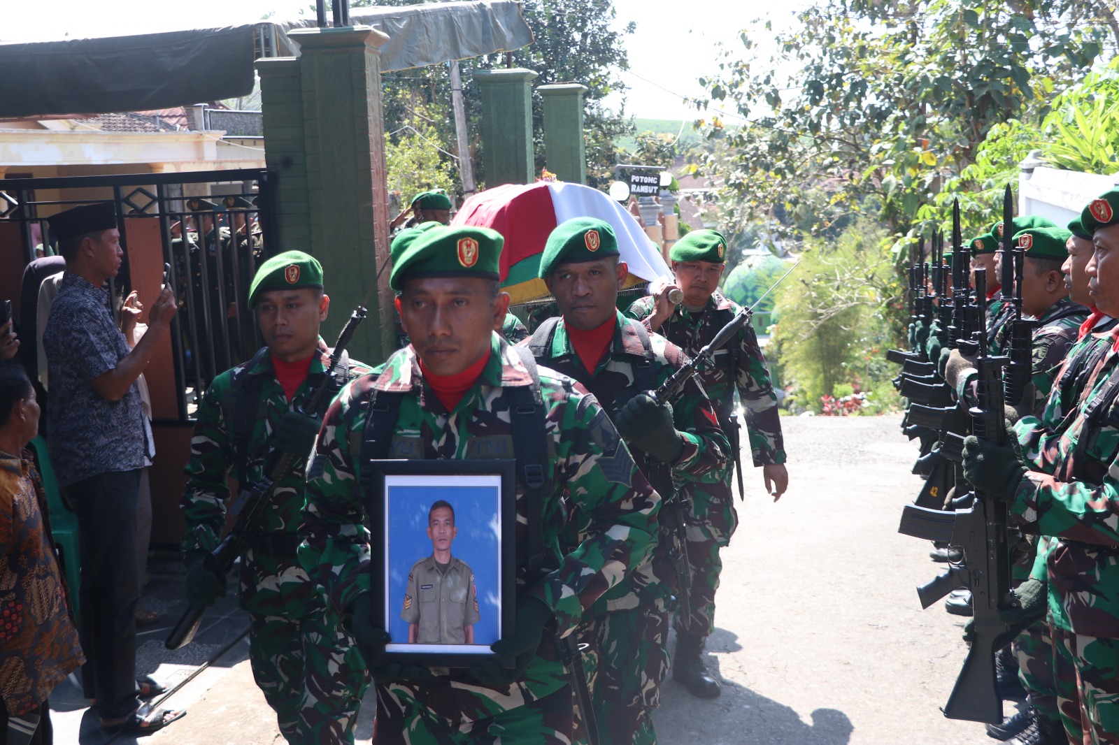 Read more about the article Keluarga Besar Kodim Tulungagung Berduka, Dandim Pimpin Upacara Pemakaman Militer Serka Widiyanto