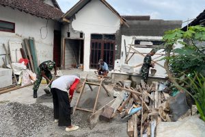 Read more about the article Gotong Royong TNI Renovasi Rumah Warga Surodakan, Hadirkan Harapan Baru