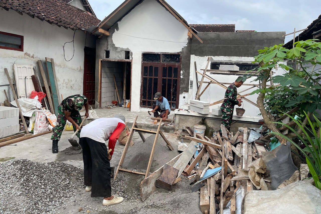 Read more about the article Gotong Royong TNI Renovasi Rumah Warga Surodakan, Hadirkan Harapan Baru