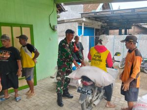 Read more about the article Pupuk Tepat Sasaran, Babinsa Purworejo Kawal Harapan Petani Menuju Musim Tanam