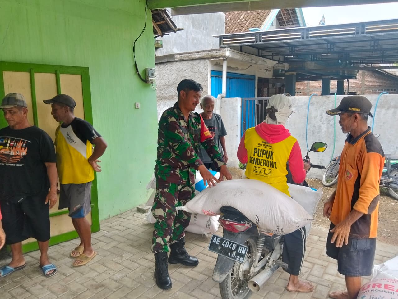 Read more about the article Pupuk Tepat Sasaran, Babinsa Purworejo Kawal Harapan Petani Menuju Musim Tanam