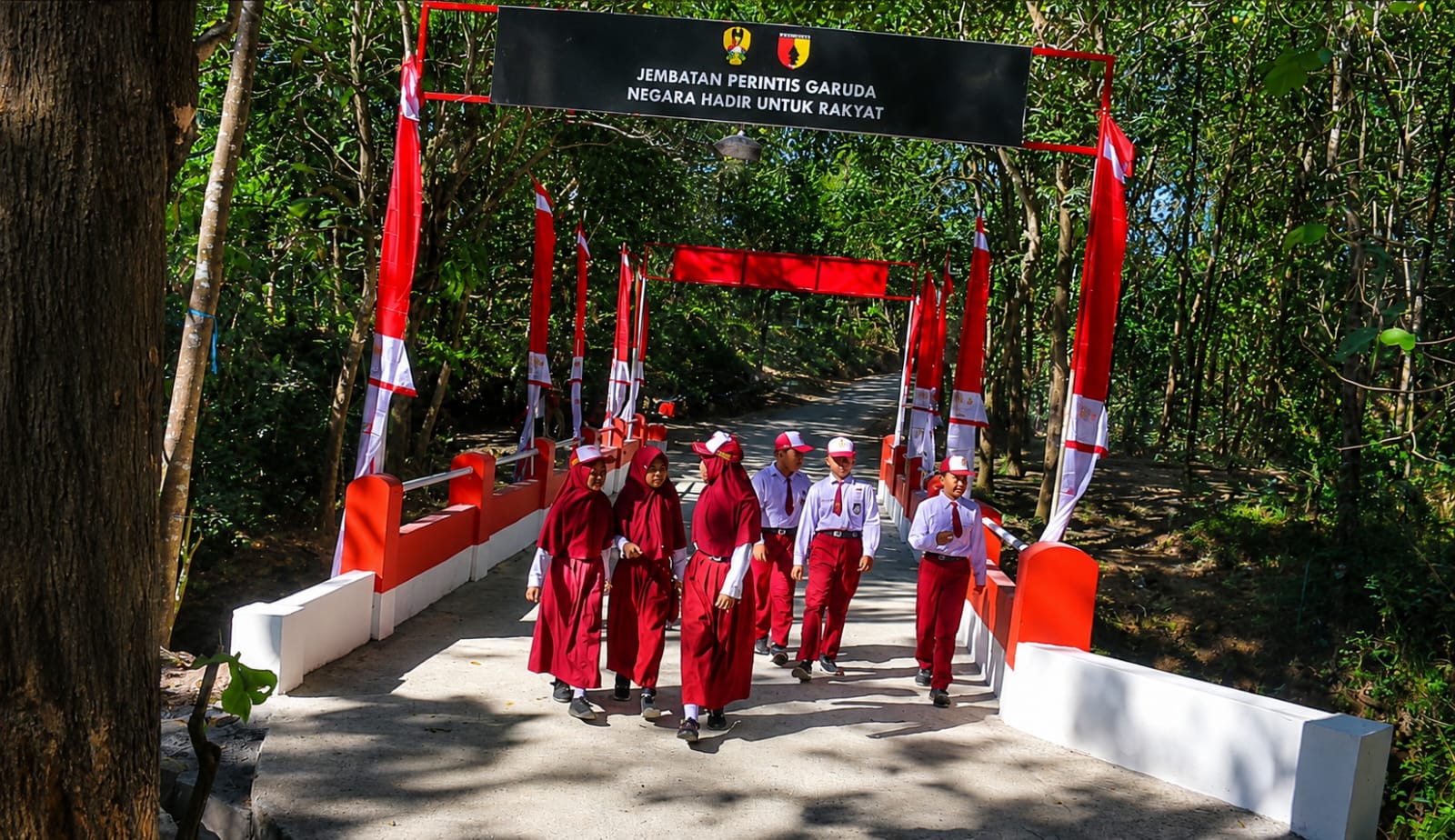 Read more about the article Jembatan Perintis Garuda Rampung, Anak-anak Kini Lebih Mudah Berangkat Sekolah
