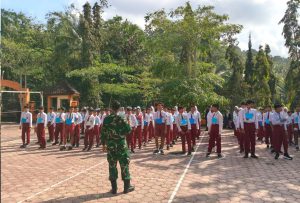 Read more about the article TNI Tanamkan Bela Negara dan Disiplin kepada Siswa SMPN 2 Watulimo Lewat MPLS