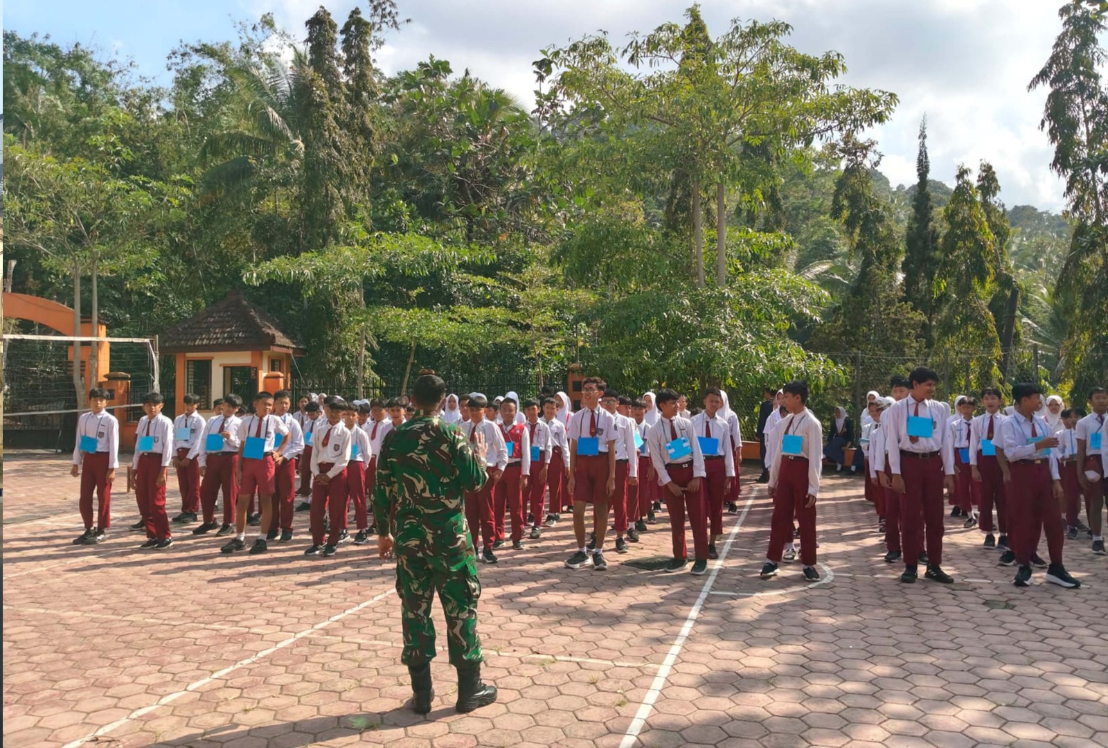Read more about the article TNI Tanamkan Bela Negara dan Disiplin kepada Siswa SMPN 2 Watulimo Lewat MPLS