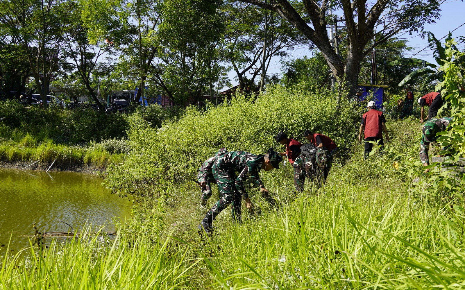 You are currently viewing Kompak, Satgas TMMD 129 Bojonegoro dan Mahasiswa KKNTK Unigoro Bersih-Bersih Area Embung Bekatul