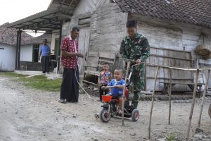 Read more about the article Sahabat Anak: Kehadiran Satgas TMMD 129 Bojonegoro Bawa Keceriaan bagi Bocah Kesongo