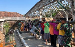 Read more about the article Kebersamaan Adalah kekuatan: TMMD 129 Bojonegoro Bongkar Rumah Samijan