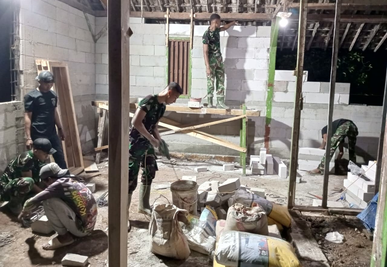 Read more about the article Lampu Menyala, Palu Berbunyi: Satgas TMMD 129 Bojonegoro Kebut Renovasi Rumah Warga di Malam Hari