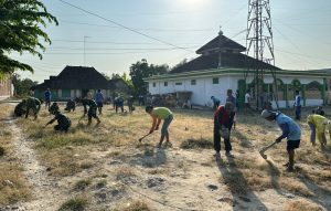 Read more about the article Jejak Bakti Satgas TMMD 129 Bojonegoro: Jadikan Halaman Masjid Dusun Krebet Bersih dan Nyaman untuk Ibadah