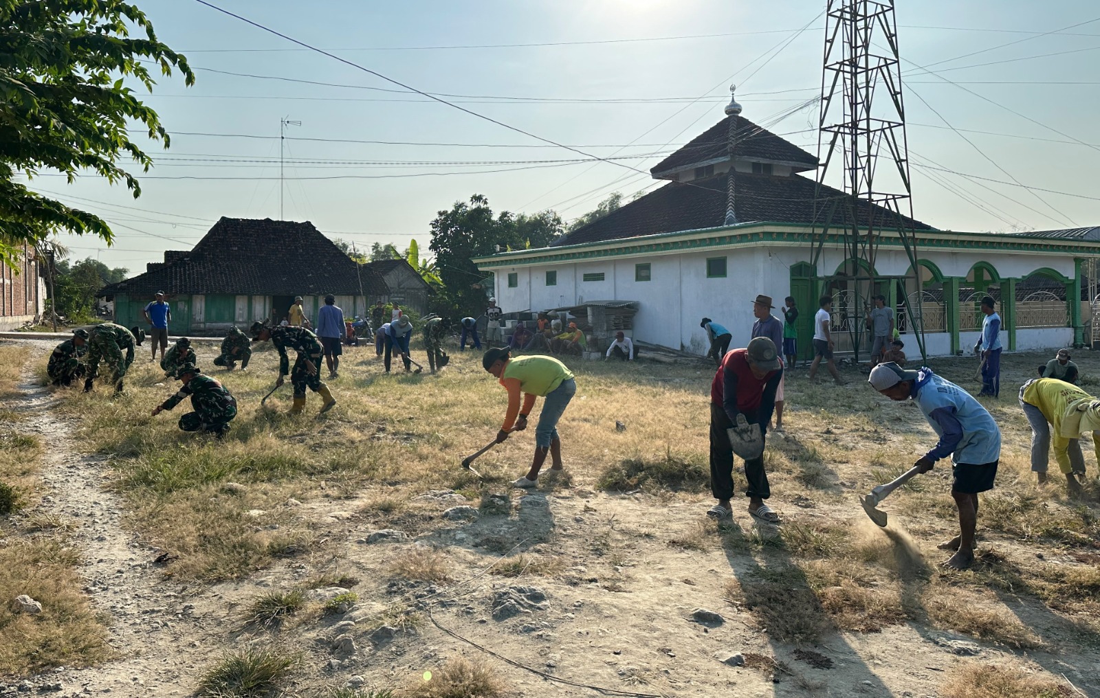 Read more about the article Jejak Bakti Satgas TMMD 129 Bojonegoro: Jadikan Halaman Masjid Dusun Krebet Bersih dan Nyaman untuk Ibadah