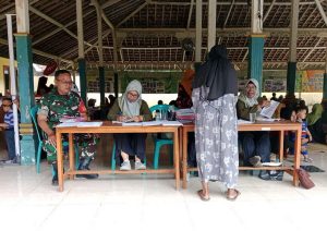 Read more about the article Dari Balita hingga Lansia, Babinsa Mojorayung Kawal Layanan Kesehatan Warga
