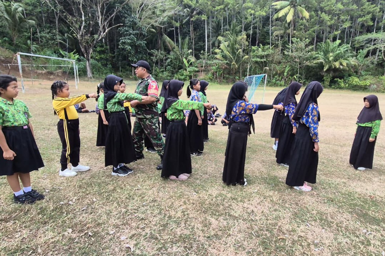 You are currently viewing TNI Latih PBB Siswa SDN 1 Nglebo, Tanamkan Disiplin dan Karakter Sejak Dini