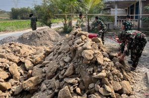 Read more about the article TMMD 129 Bojonegoro: Satgas dan Warga Kompak Rehab Rumah Mbah Kardo
