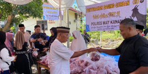Read more about the article Polres Way Kanan Tebar Kepedulian, Bagikan Daging Kurban kepada Masyarakat